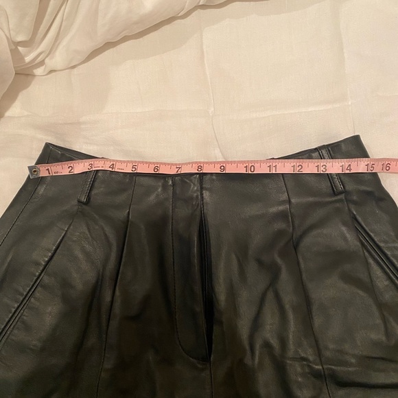 Elegant Black Leather Women Shorts - Picture 10 of 11